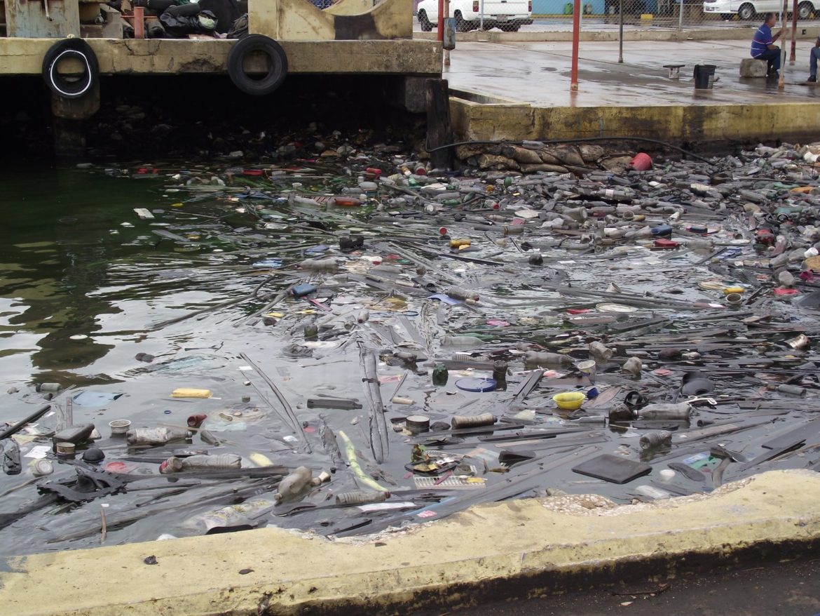 ¡CRISIS! El lago de Maracaibo convertido en el más grande vertedero contaminado del planeta (FOTOS)