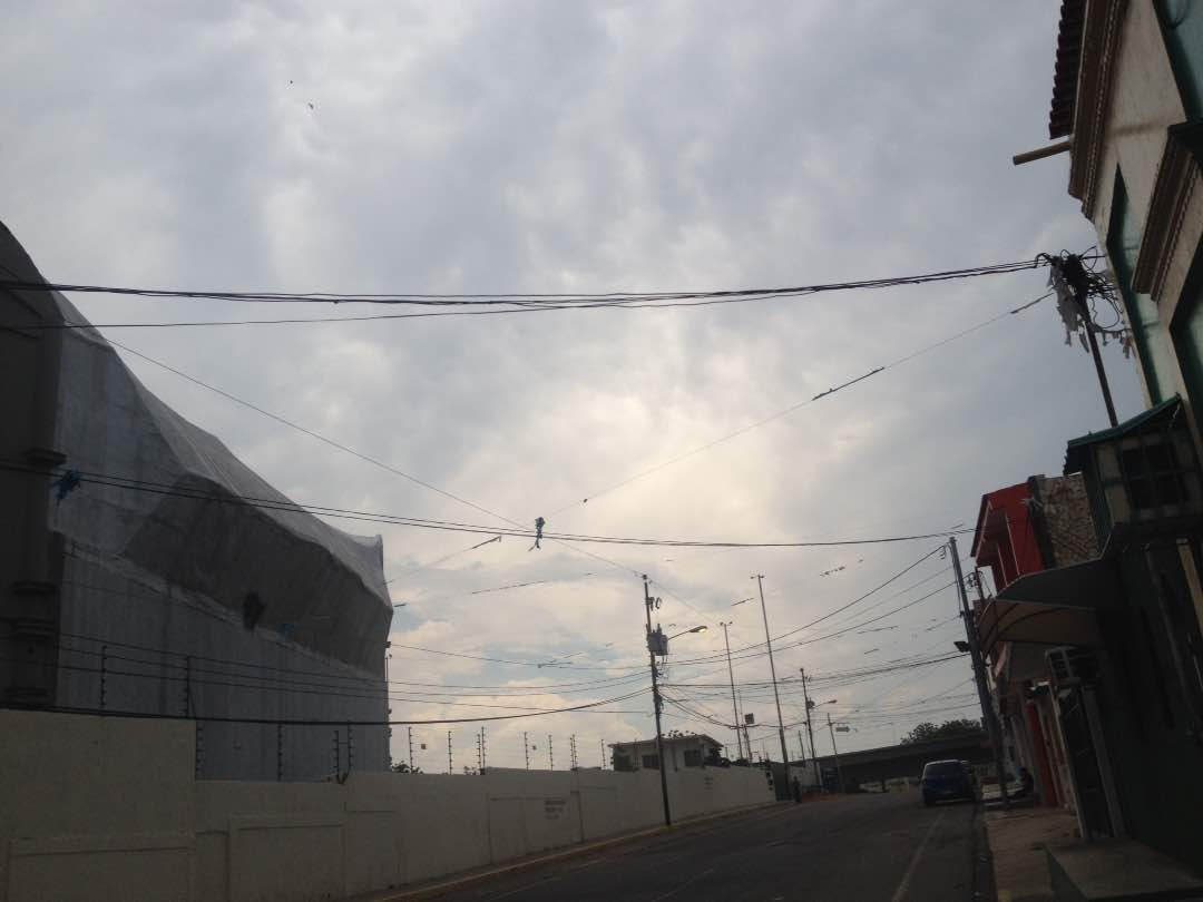 ¡Se viene el chaparron! Nubosidad y fuertes vientos cubren a Maracaibo (FOTOS)