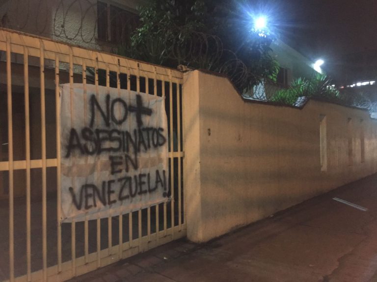 Así amanece la embajada de Venezuela en Bogotá #9May (Fotos)