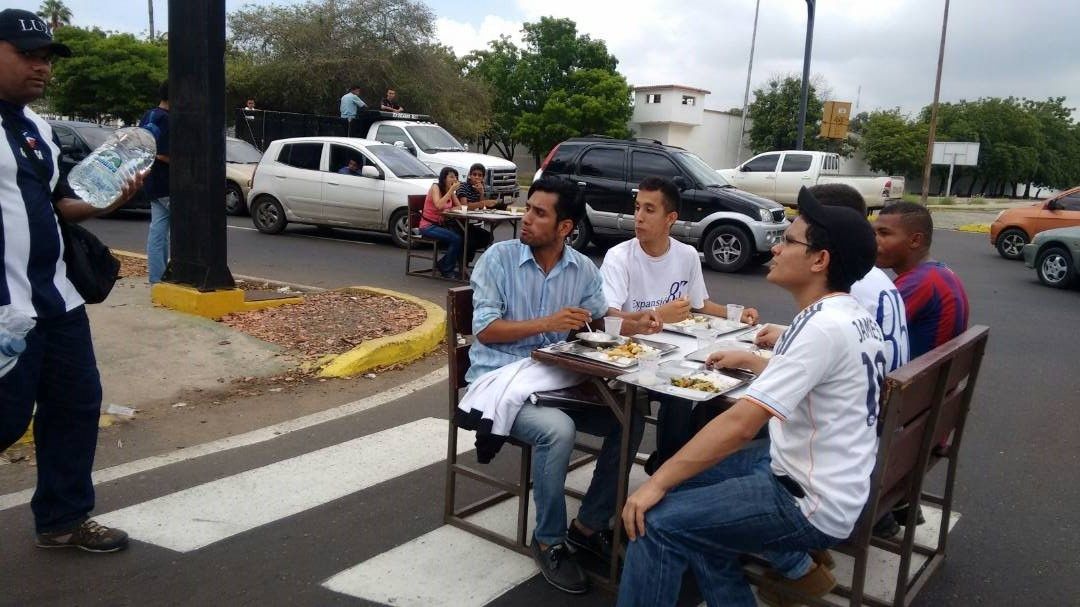 Estudiantes de LUZ sacaron las “mesas a la calle” en protestan por falta de insumos en el comedor