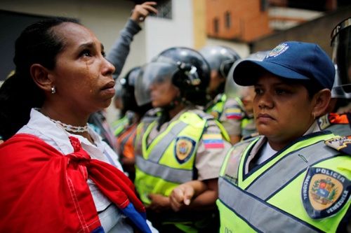 Mujeres oficialistas y opositoras miden sus fuerzas con marchas en Caracas (FOTOS)