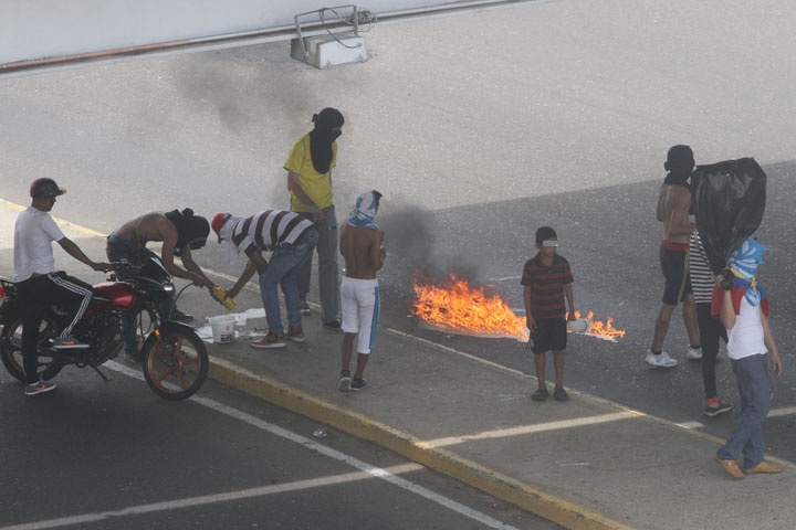 Manifestantes cierran con barricadas avenida Delicias bajo el elevado de Padilla (FOTOS)