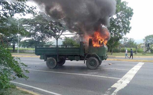 Queman camión militar en una avenida de Maracay (FOTO)