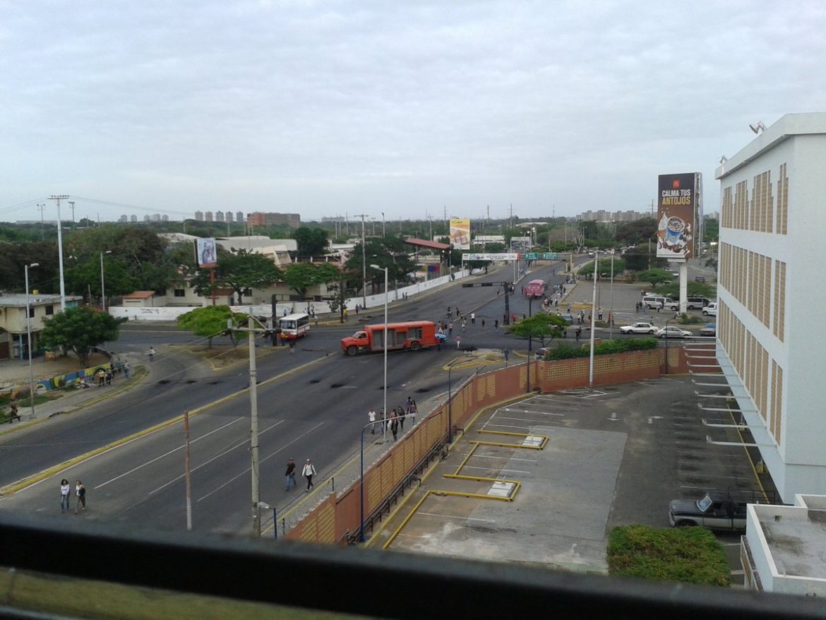 Manifestantes cierran la avenida Guajira a la altura de Urbe (+Fotos)