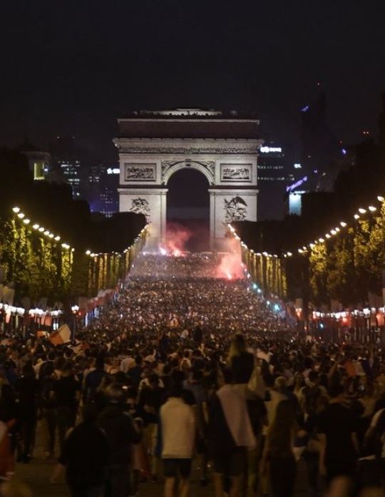 ¡POR TODO LO ALTO! Júbilo en París tras pase de Francia a la final
