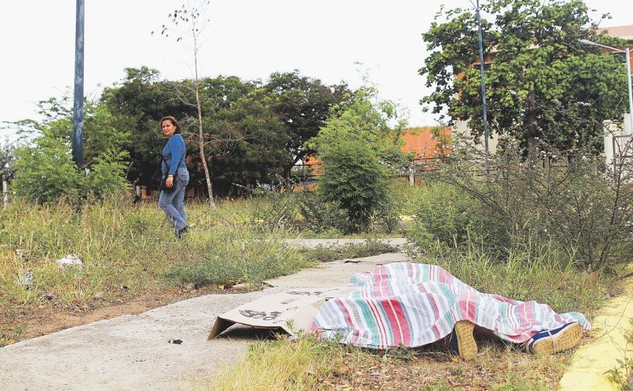 Los Olivos: Vecinos se tropiezan con un cadáver en la acera