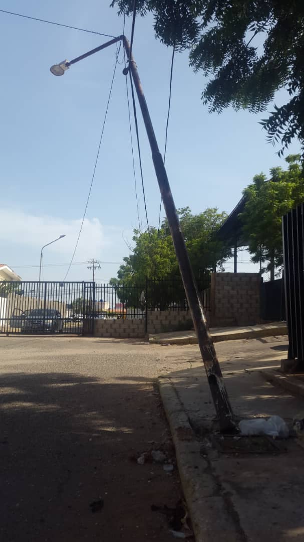 ATENCIÓN CORPOELEC: Posta pende de un hilo en Valle Claro