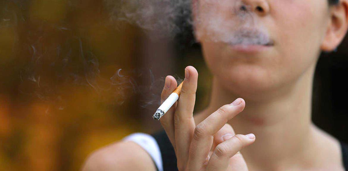 España estudia prohibir fumar al aire libre como prevención por el Covid-19