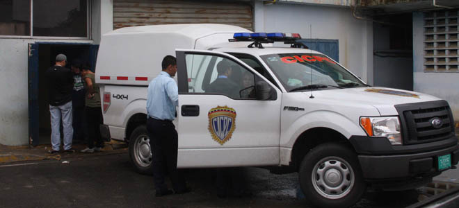 Sicarios ultiman de 16 tiros a una mujer en el patio de su casa