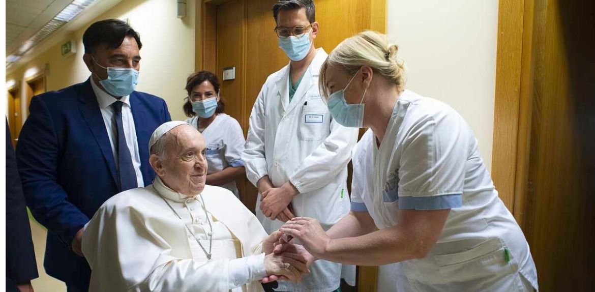 El papa dice sentir «la bendición que esconde la fragilidad» tras agradecer cuidados en hospital