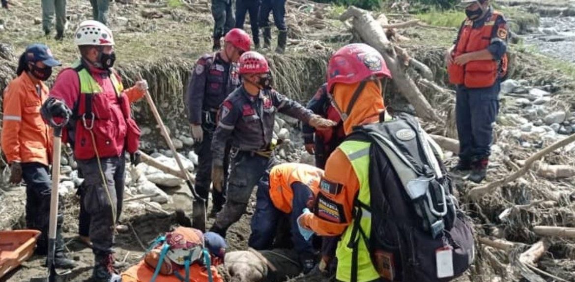 En las labores de rescate hallaron cuerpo de mujer embarazada bajo escombros en Tovar