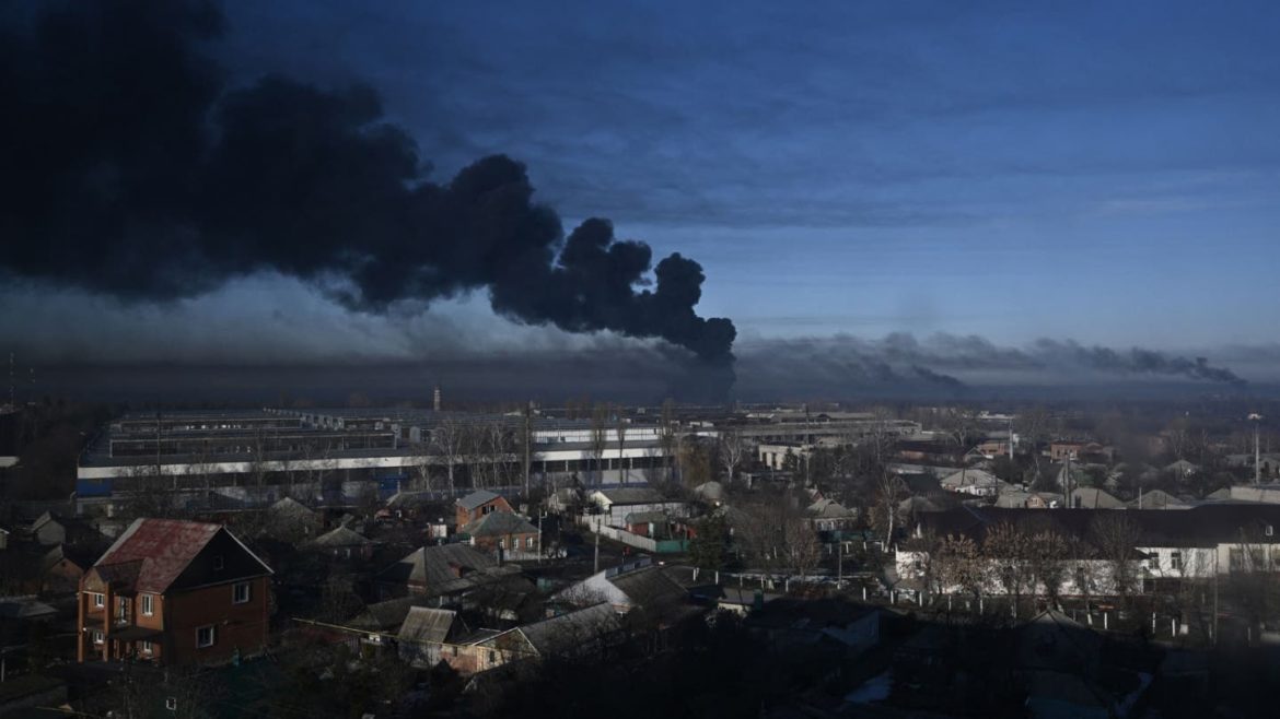 Fuerzas rusas intensifican su ataque a las afueras de Kiev, acercándose a la capital ucraniana.