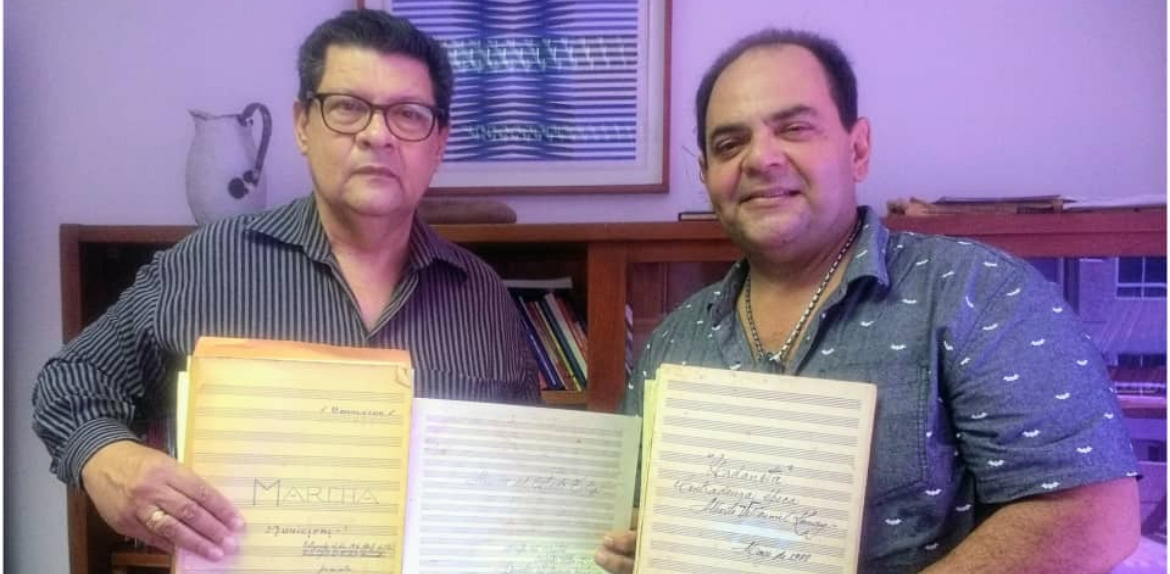 Director del Acervo Histórico recibe donación de tres partituras de importantes piezas zulianas