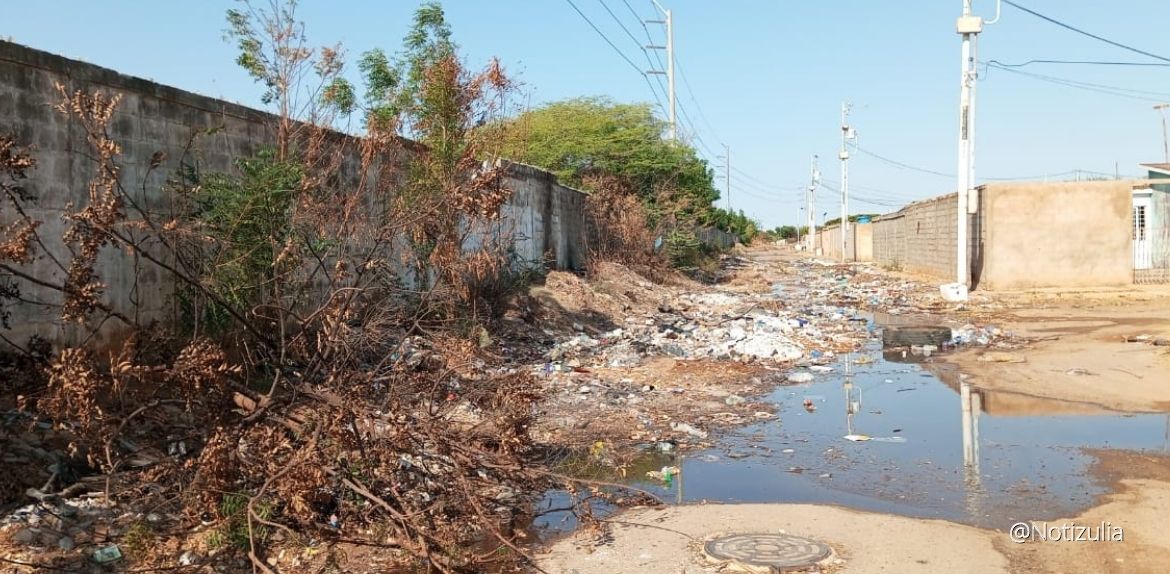 Aguas negras se desbordan en la urbanización El Soler