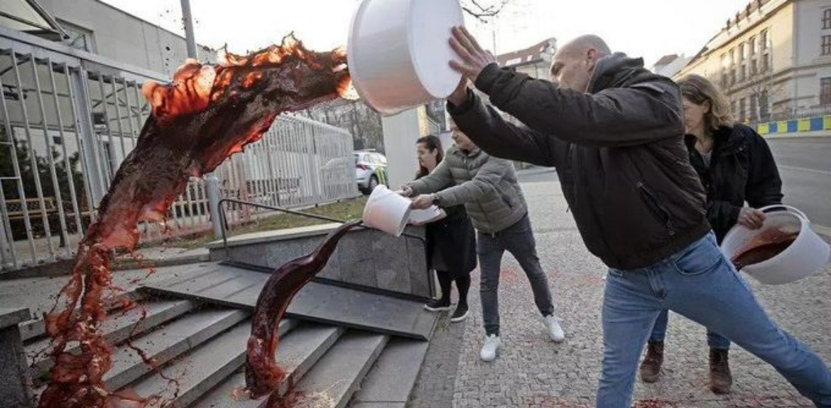 Manifestantes tiñen de Sangre artificial, Embajada rusa en Praga.