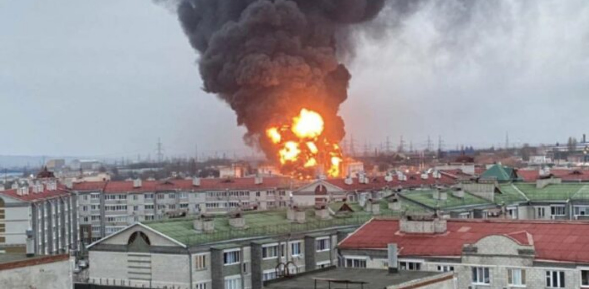 Incendios en tanques de petróleo ruso, por ataques de helicópteros Ucranianos.