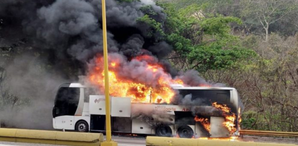 Se incendió expreso de pasajeros en la carretera Valencia Puerto Cabello.
