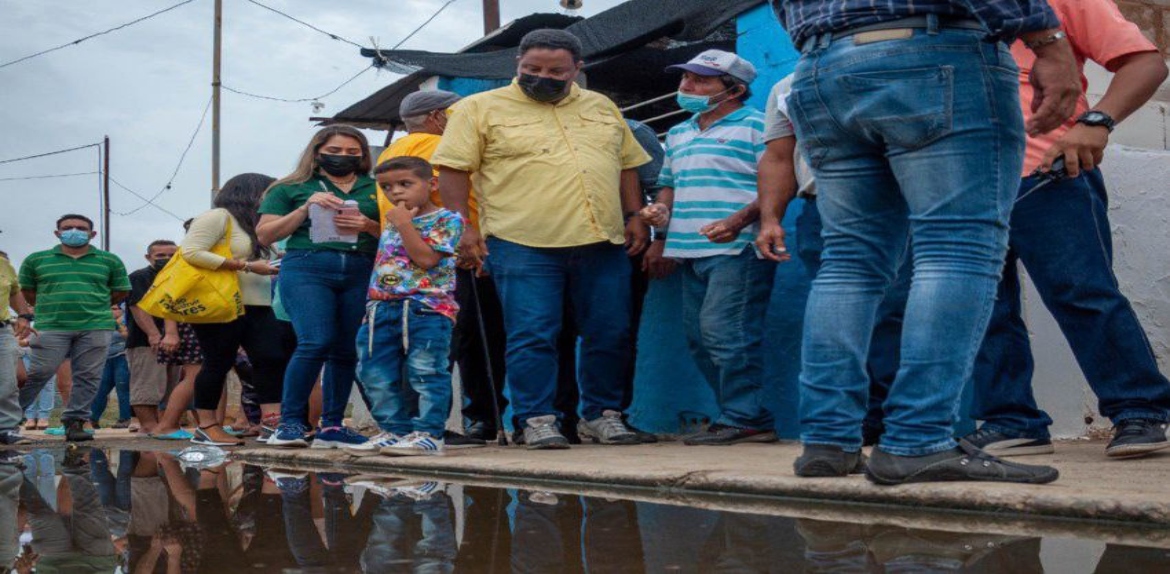 Alcaldía de Maracaibo limpia y sustituye colectores en el barrio Rafael Urdaneta