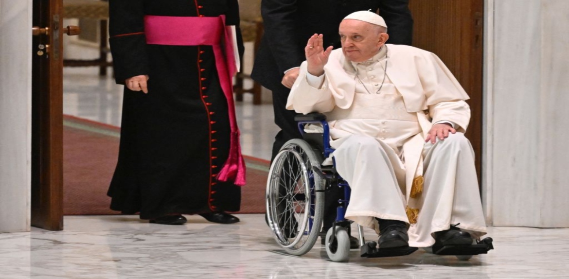 El Papa Francisco se encuentra en silla de ruedas por un dolor de rodilla