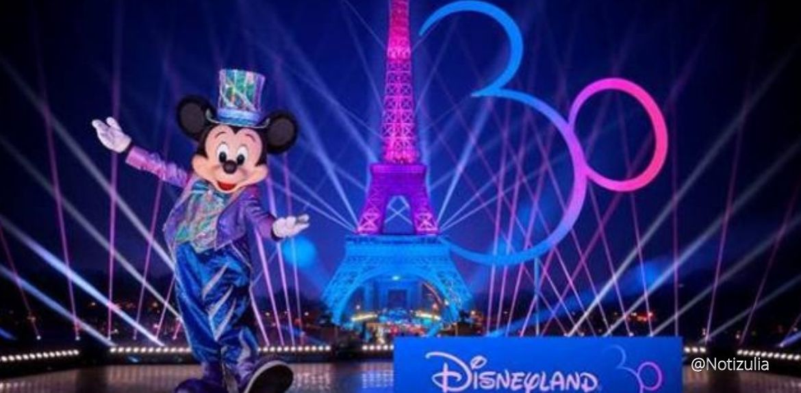 Mickey Mouse enciende la Torre Eiffel para celebrar el 30º Aniversario de Disneyland Paris