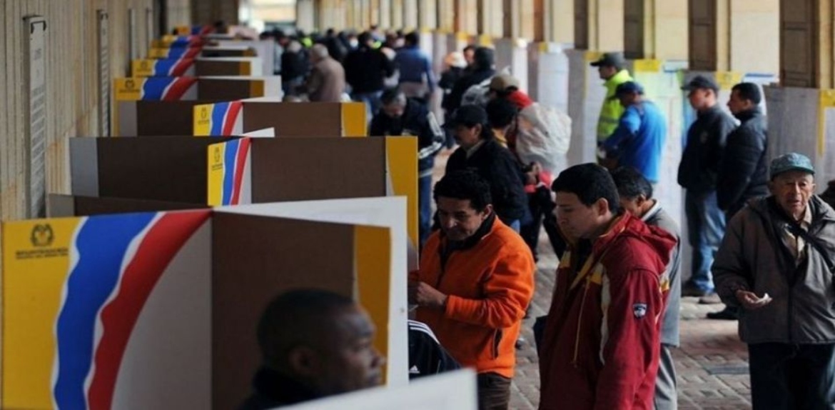 Colombia va dividida a las urnas para elegir al próximo presidente