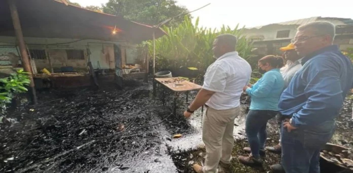 Vecinos denuncian que petróleo inundó casas en comunidad de Tía Juana