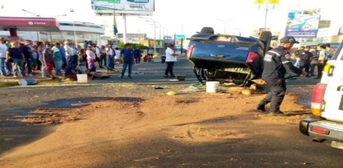 Funcionarios del Cuerpo de Bomberos y Polimaracaibo atendieron choque entre la avenida Delicias y calle 5 de Julio
