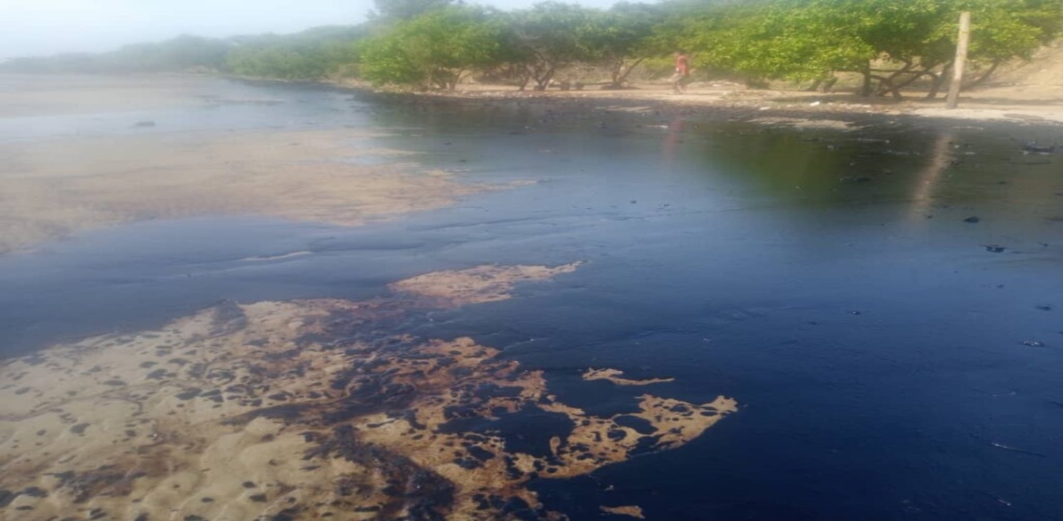 Denuncian derrame petrolero en las playas Campo Palmarejo y Santa Cruz en Mara