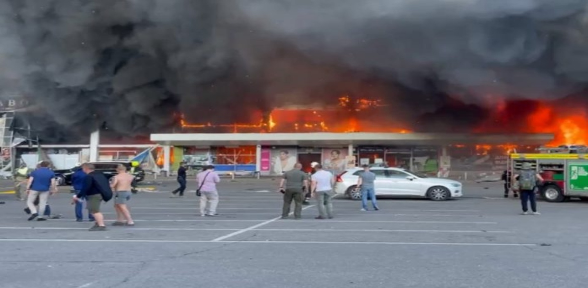 Misil impacta en concurrido centro comercial de Ucrania dejando al menos 20 heridos y 2 muertos