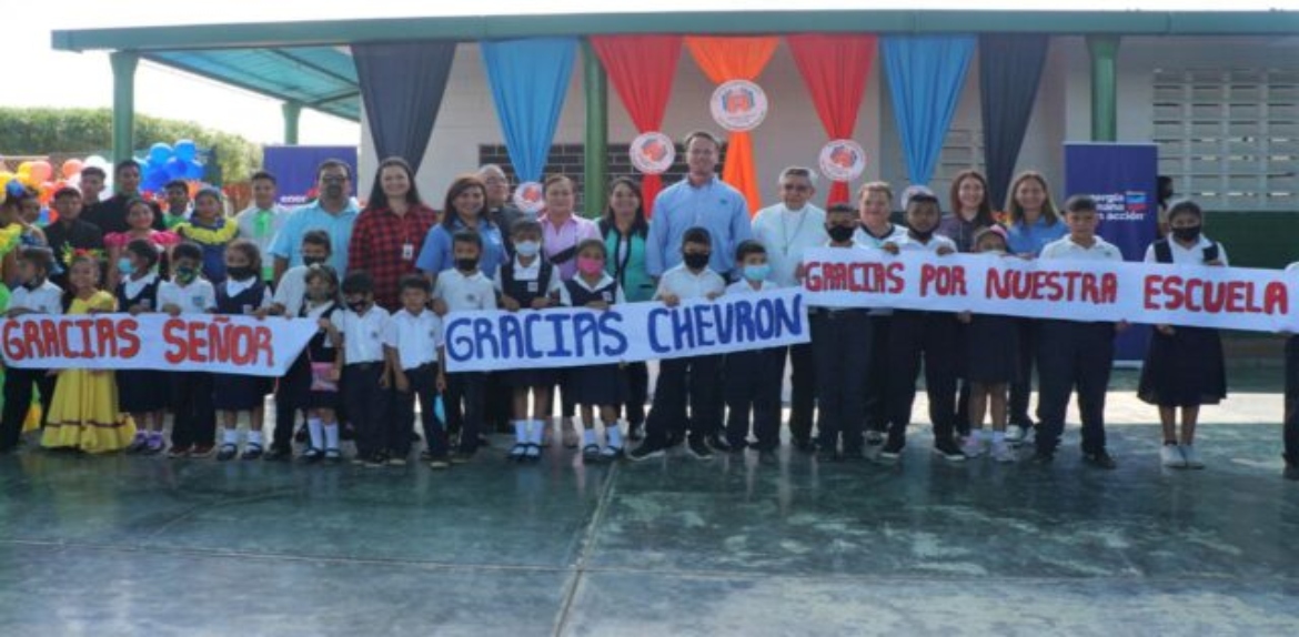 Chevron rehabilitó instalaciones de una escuela en La Cañada de Urdaneta