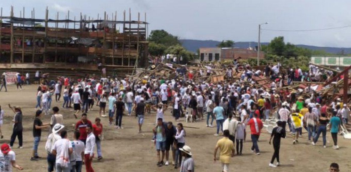Varios Muertos y decenas de heridos al colapsar gradas en «plaza de toros» de Colombia.