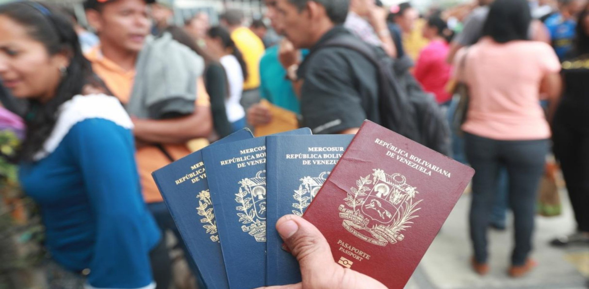 1300 pasaportes biométricos, fueron entregados a venezolanos en Quito Ecuador.  