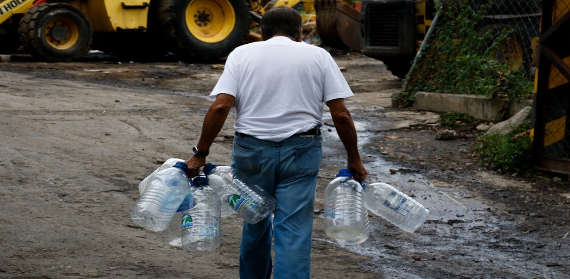 HumVenezuela: 33,4% de venezolanos tomó menos agua en 2023 por las fallas del servicio