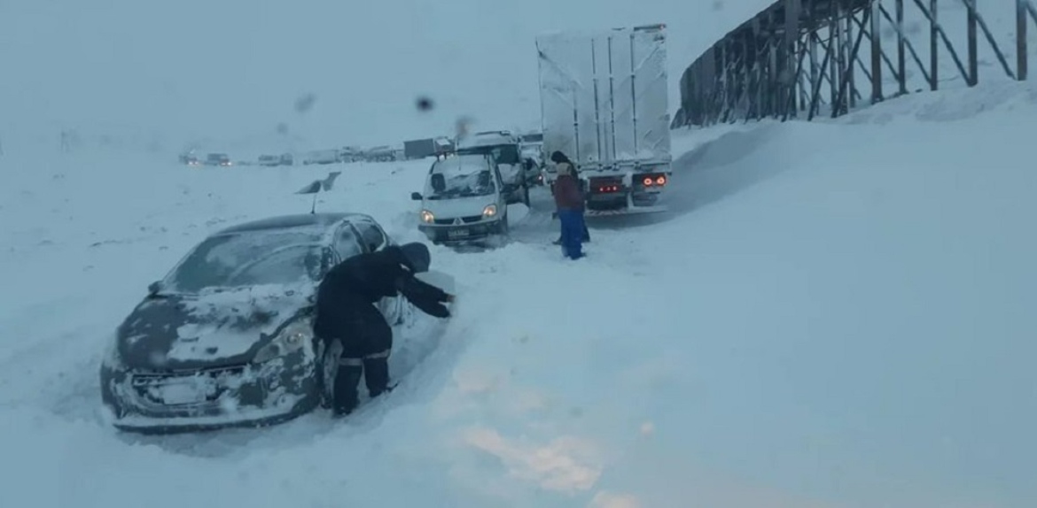 Un temporal de nieve dejó a cientos de turistas y camioneros atrapados entre Argentina y Chile
