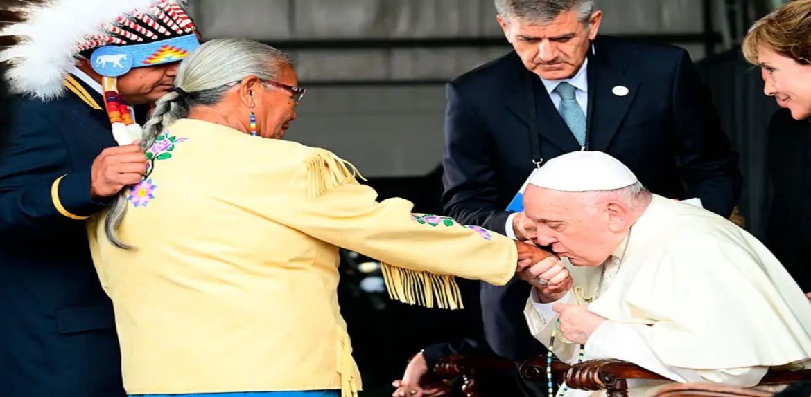 El papa Francisco se disculpó ante sobrevivientes indígenas por los abusos de la Iglesia en Canadá: “Estoy profundamente dolido”