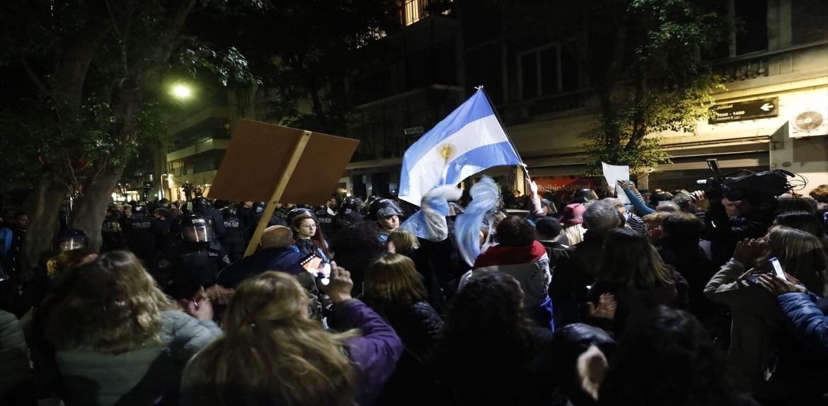 14 policías heridos en protestas frente a la casa de Cristina Fernández de Kirchner