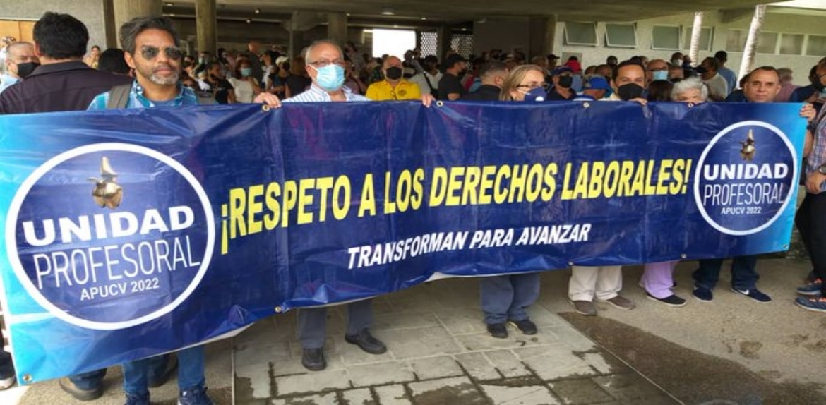 Profesores y trabajadores universitarios protestan en la UCV en exigencia de sus derechos laborales.