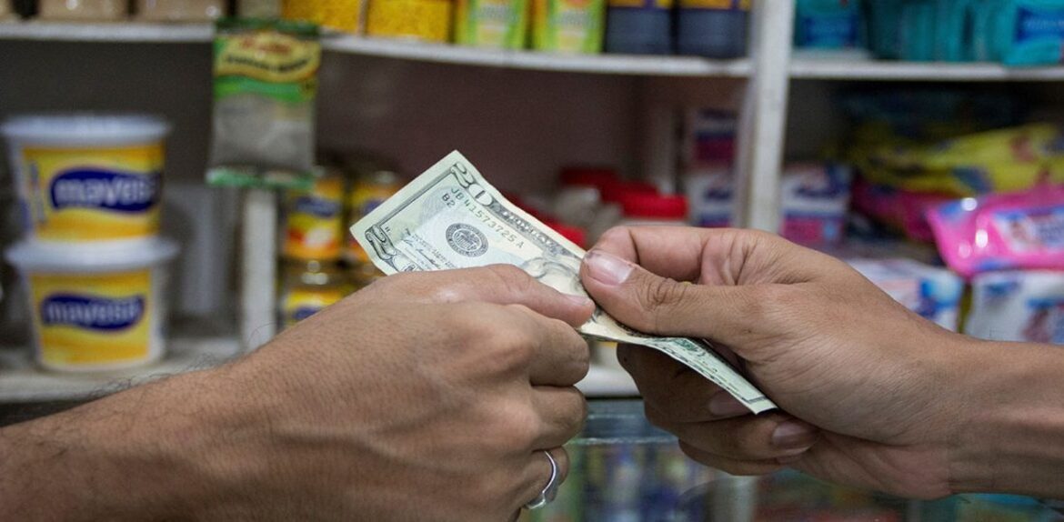 Inflación en Venezuela se habría disparado en más de 300% en los últimos 3 meses, según Bloomberg