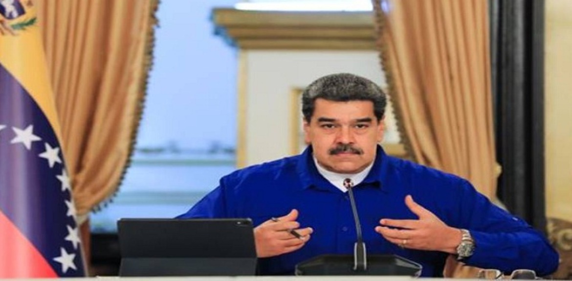 Maduro: “pretenden robarnos el avión como nos robaron el oro”.