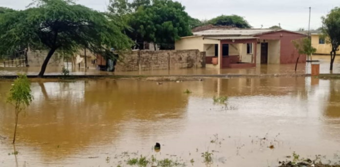 Atienden emergencia por lluvias en La Guajira