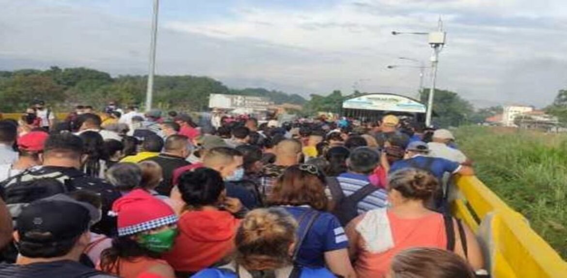 Reportan largas colas en frontera colombo-venezolana Tras reapertura de este 26/9