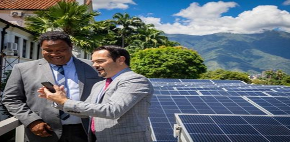 Alcalde Ramírez aprende sobre energía solar,  buscando alternativas para aprovechar el radiante sol marabino