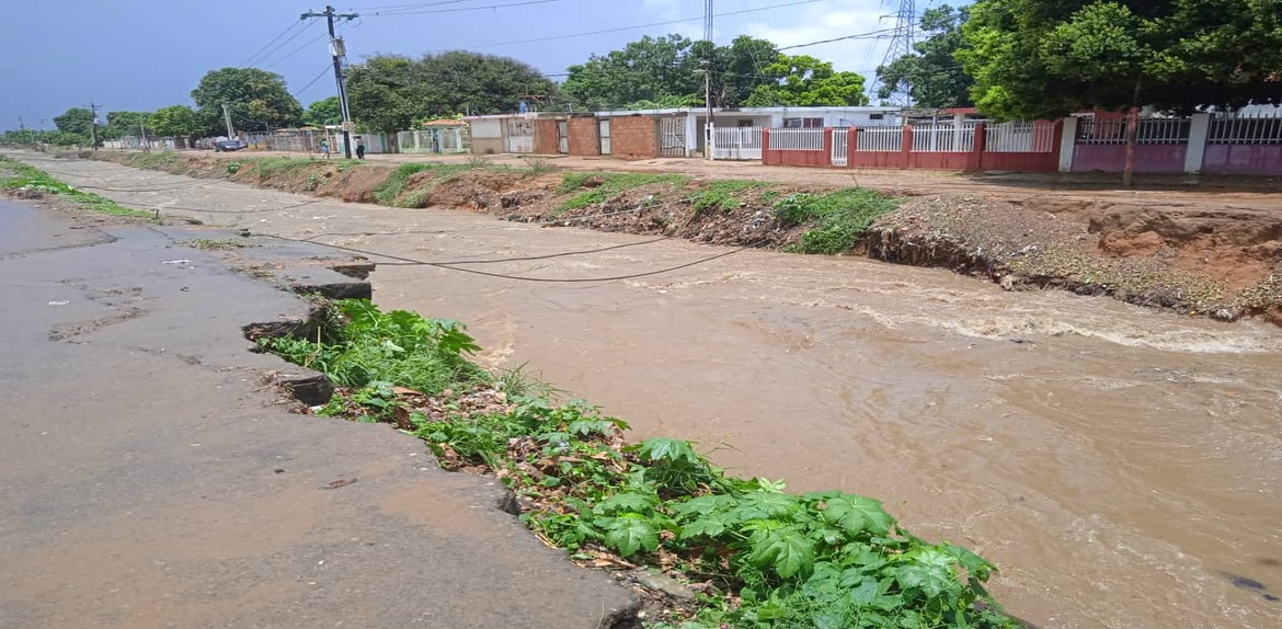 Mega palo de agua cayó la mañana de este domingo al oeste de Maracaibo