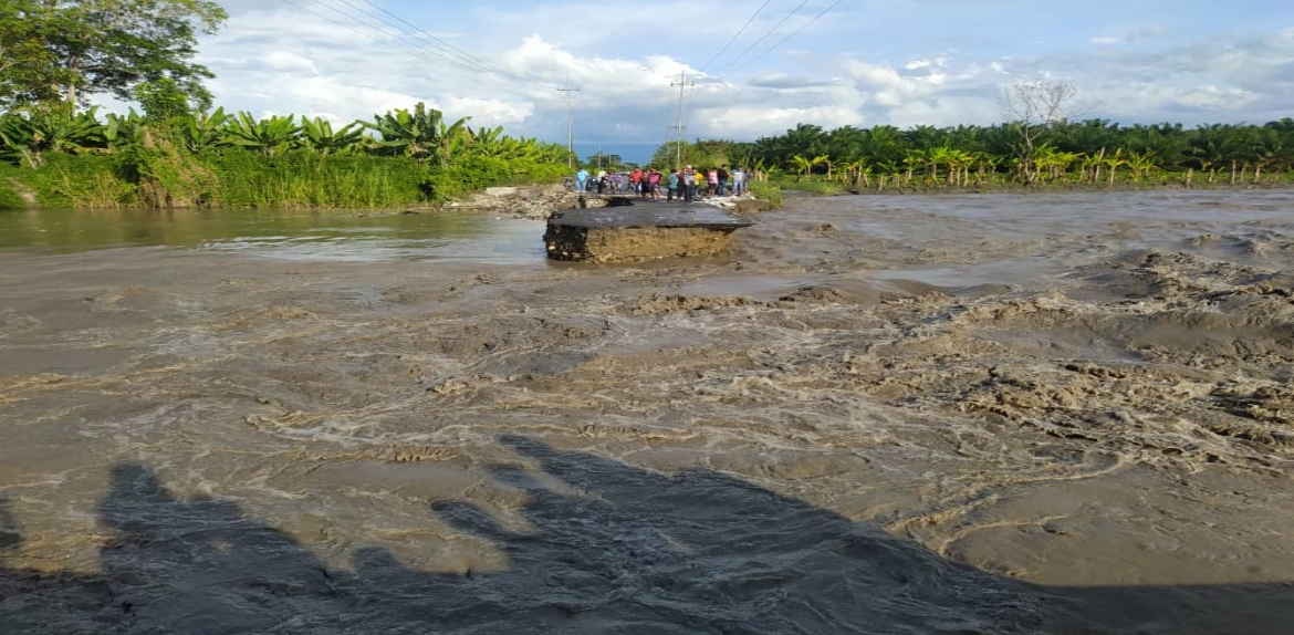 Río Chama arrasó tramo de una vía en Municipio Colón