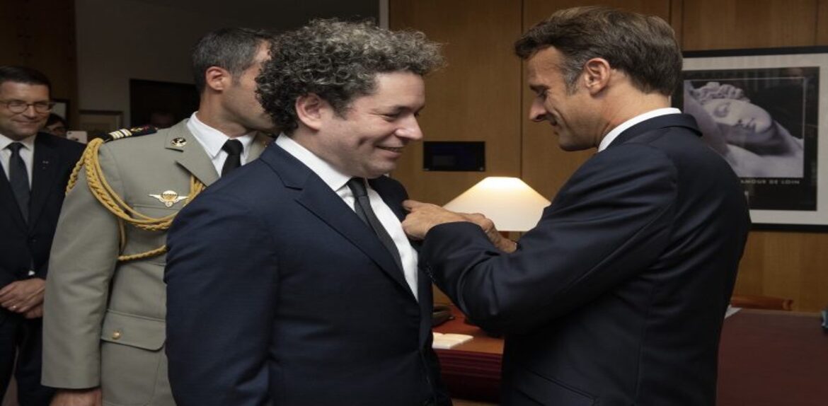 Gustavo Dudamel recibió Orden de las Artes y Letras de Francia de manos del presidente Macron
