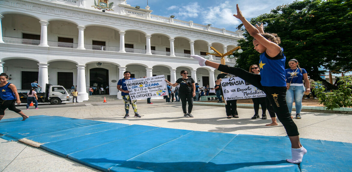 Gimnastas protestan frente a la Gobernación del Zulia, con una exhibición artística
