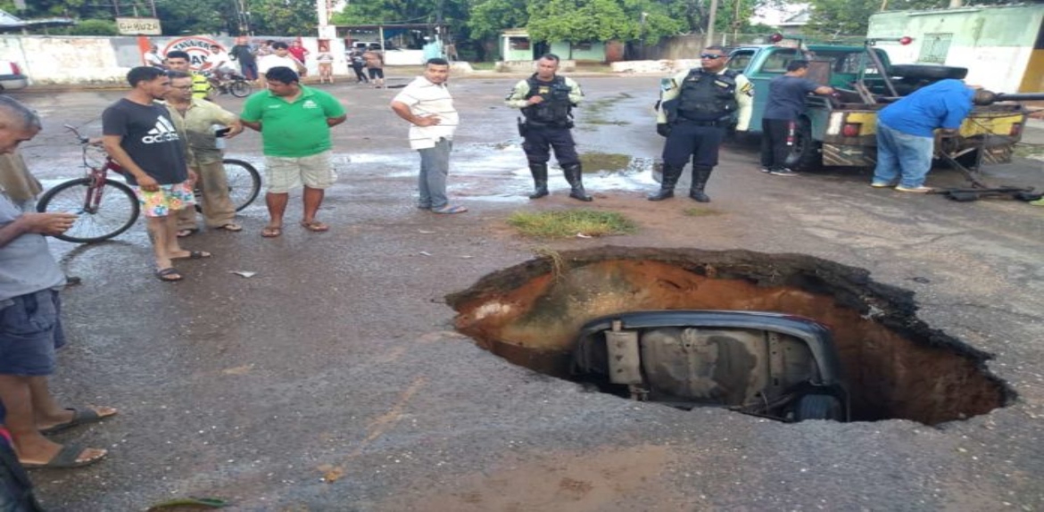 Un carro “cayó por completo” en inmenso hueco en la Avenida Guajira
