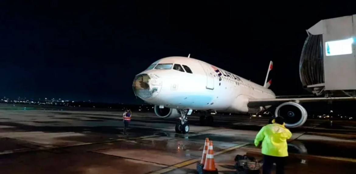 El video del pánico en un avión que atravesó una tormenta mientras iba desde Santiago de Chile hasta Asunción
