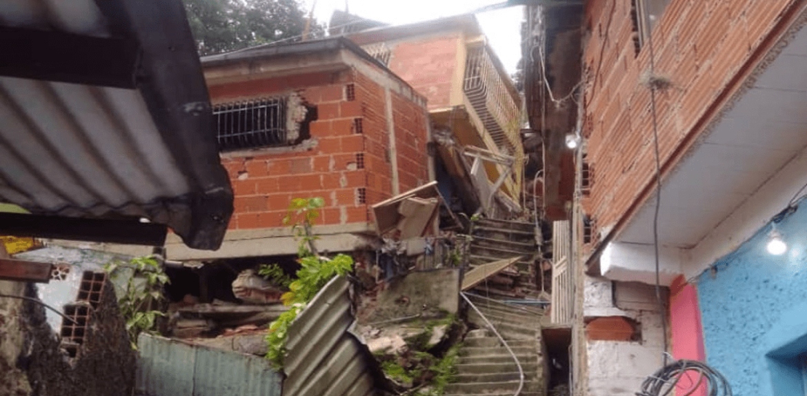 Desalojan a 42 familias por derrumbe de viviendas en el 23 de Enero