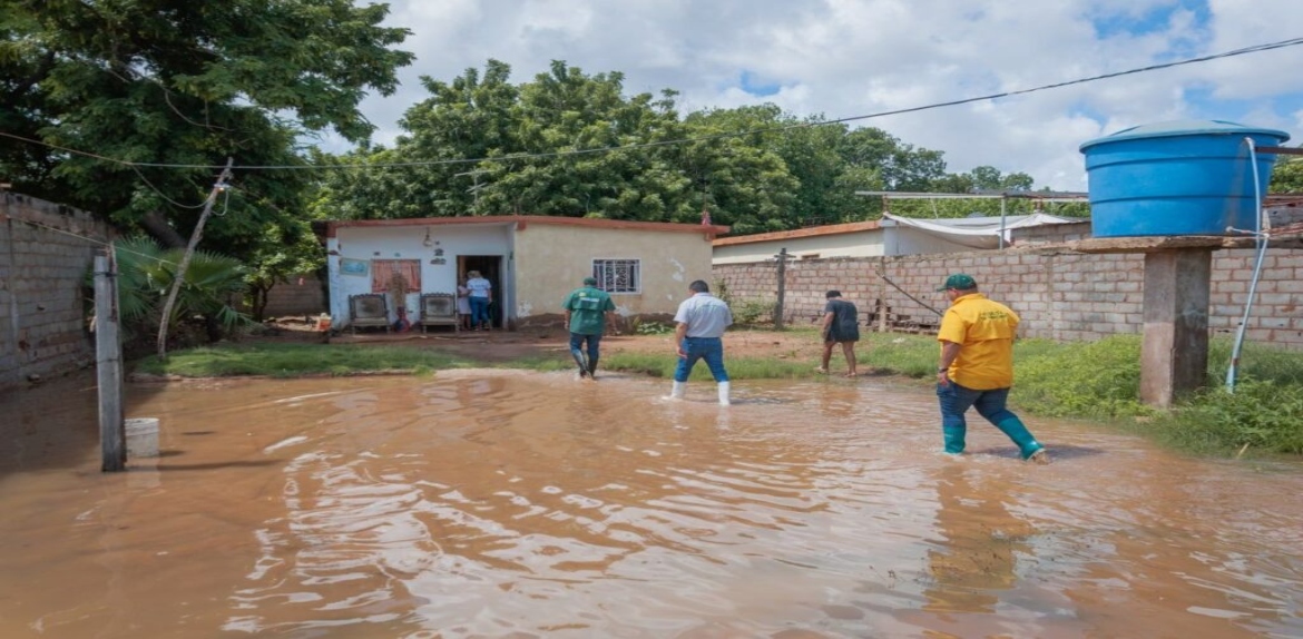 Alcaldía de Maracaibo atiende a vecinos de 200 casas afectadas por lluvias en Santa Rosa de Agua